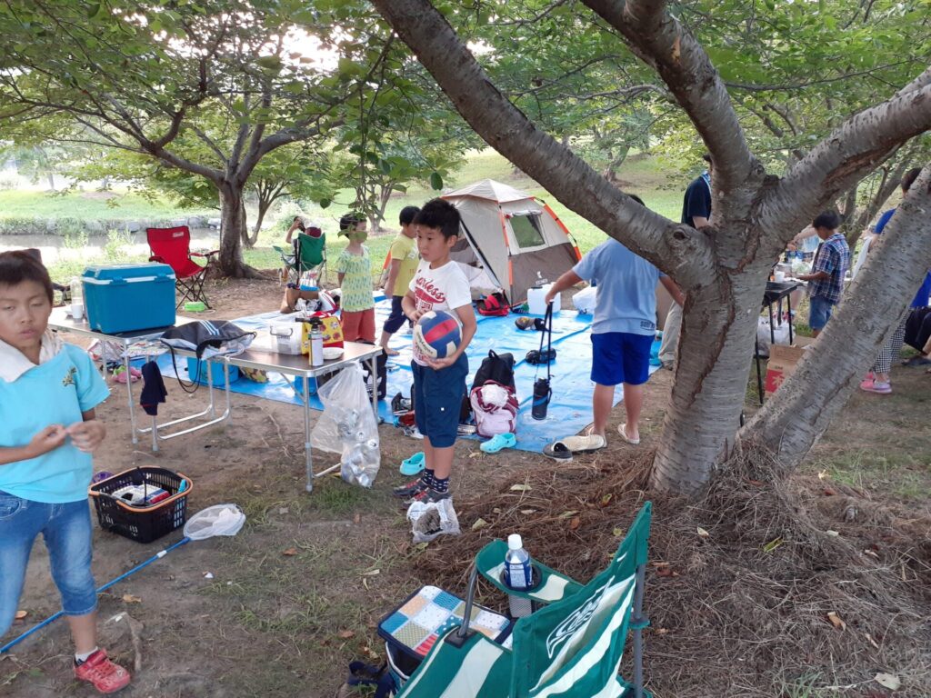 お楽しみ会でバーベキューをしている写真