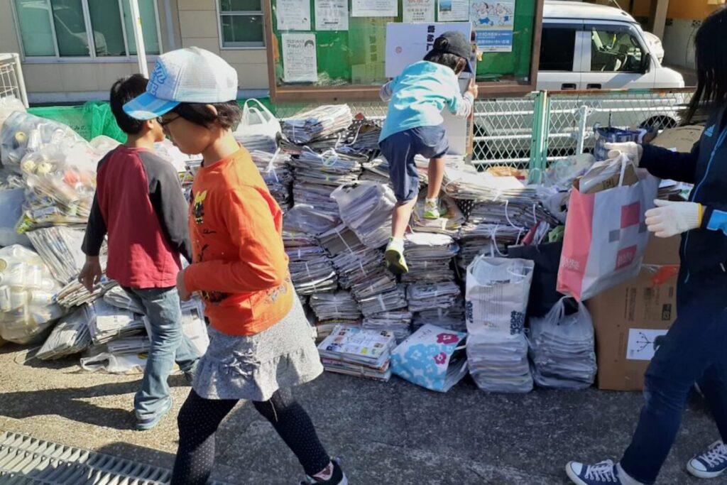 子ども達が廃品回収で廃品を集めている写真
