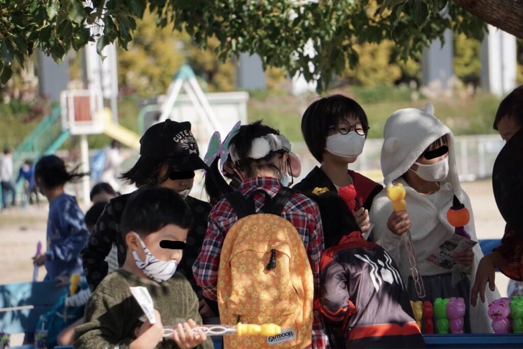 ハロウィンスタンプラリーで仮装した子ども達