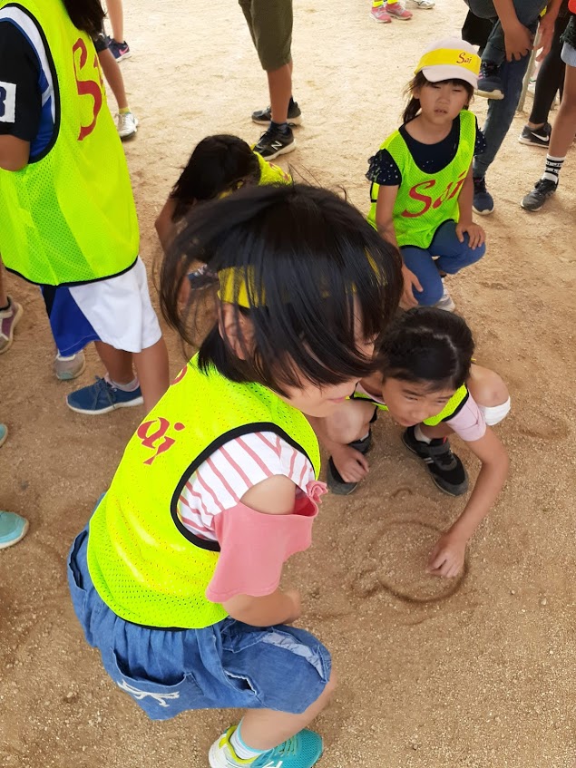 宇野学区運動会、待ち時間で遊んでいる子ども達2