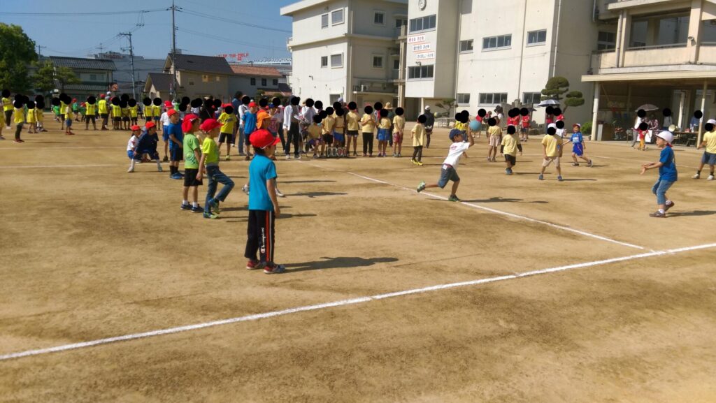 ドッジボール大会の試合中の写真1