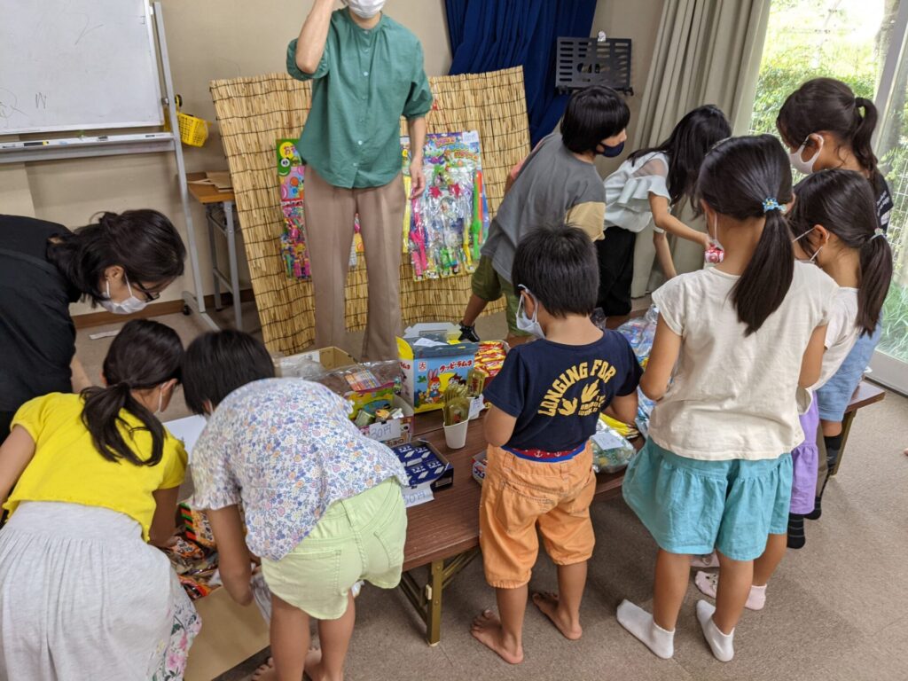 駄菓子屋穝子ども会の様子