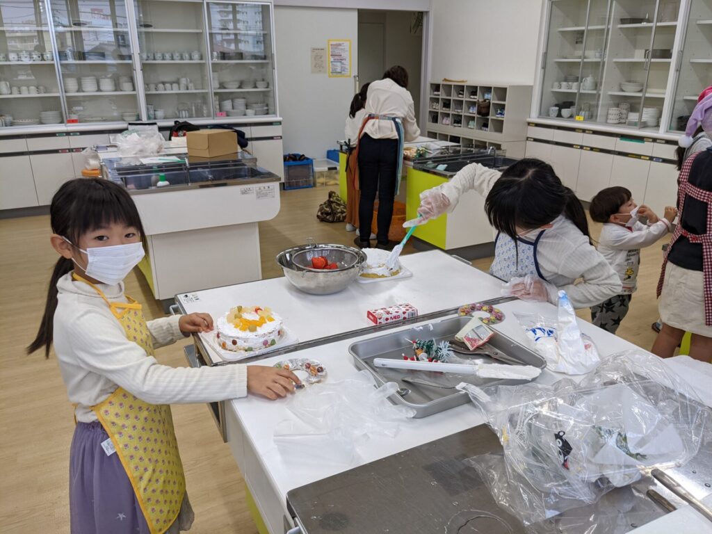 ケーキデコレーションの様子