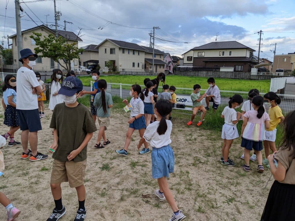 ラジオ体操の後にハンコを押してもらっている子ども達の写真。