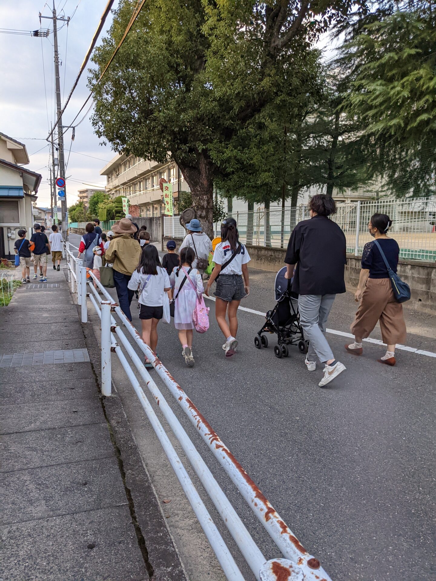 小学校横を歩いて神社まで向かっている写真
